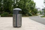 lixeira pública em praça de Curitiba, alvo do projeto de adoção de lixeiras em Curitiba
