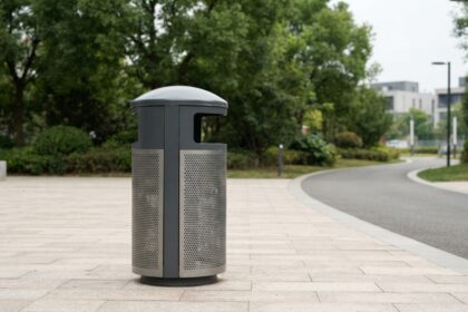 lixeira pública em praça de Curitiba, alvo do projeto de adoção de lixeiras em Curitiba