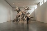 Visitantes observam obras de arte contemporânea chinesa na Bienal de Curitiba no MON