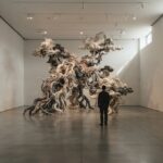Visitantes observam obras de arte contemporânea chinesa na Bienal de Curitiba no MON