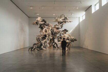 Visitantes observam obras de arte contemporânea chinesa na Bienal de Curitiba no MON