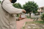 Equipe da prefeitura solta wolbitos contra a dengue em praça do Sítio Cercado, em Curitiba