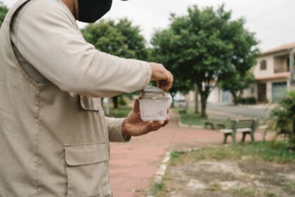 Equipe da prefeitura solta wolbitos contra a dengue em praça do Sítio Cercado, em Curitiba