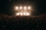 Plateia lotada em casa de shows durante apresentação de rock, ilustrando o show do Pixies em Curitiba
