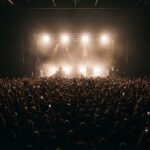 Plateia lotada em casa de shows durante apresentação de rock, ilustrando o show do Pixies em Curitiba