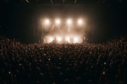Plateia lotada em casa de shows durante apresentação de rock, ilustrando o show do Pixies em Curitiba