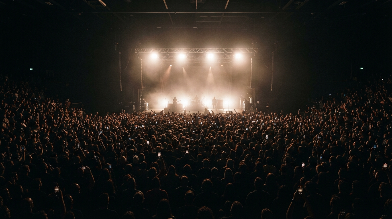 Plateia lotada em casa de shows durante apresentação de rock, ilustrando o show do Pixies em Curitiba