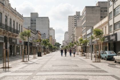 Calçadão requalificado no Centro de Curitiba com pedestres e prédios históricos
