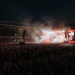 Palco iluminado em show de rock como o do Iron Maiden em Curitiba