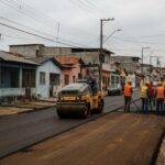 Obra de pavimentação em Curitiba com rolo compactador em rua de bairro