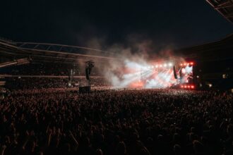 Palco iluminado em show de rock como o do Iron Maiden em Curitiba