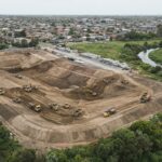 Obra das bacias de contenção do futuro Parque Santa Cândida no Rio Atuba