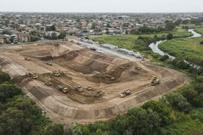 Obra das bacias de contenção do futuro Parque Santa Cândida no Rio Atuba