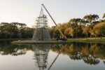 Montagem da árvore de Natal do Barigui na ilha do lago do parque