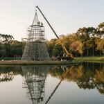 Montagem da árvore de Natal do Barigui na ilha do lago do parque