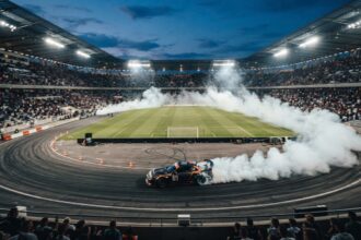 Carro em manobra de drift em Curitiba dentro do estádio Vila Capanema