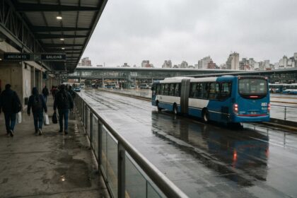 Ônibus em terminal de Curitiba durante reforço de linhas para o vestibular UFPR Curitiba